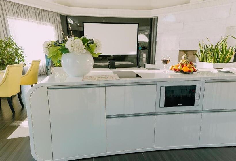 سوئیت پرزیدنت, Complex Dacha