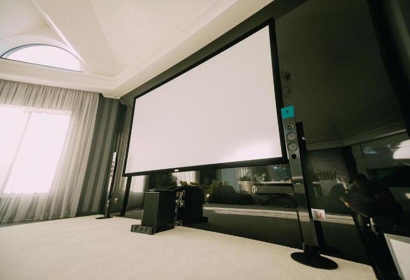 سوئیت پرزیدنت, Complex Dacha