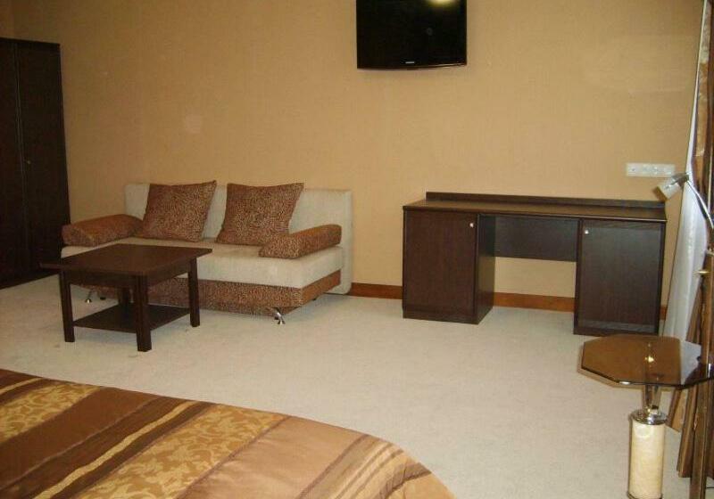 סוויטת ג'וניור, Complex Gayki