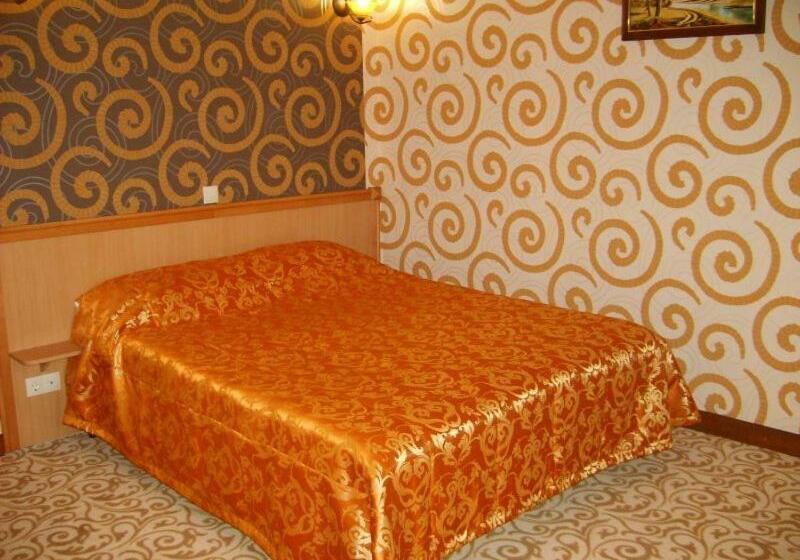 סוויטת ג'וניור, Complex Gayki