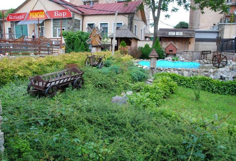 سوئیت جونیور با چشم‌انداز باغ, Filvarki Centre