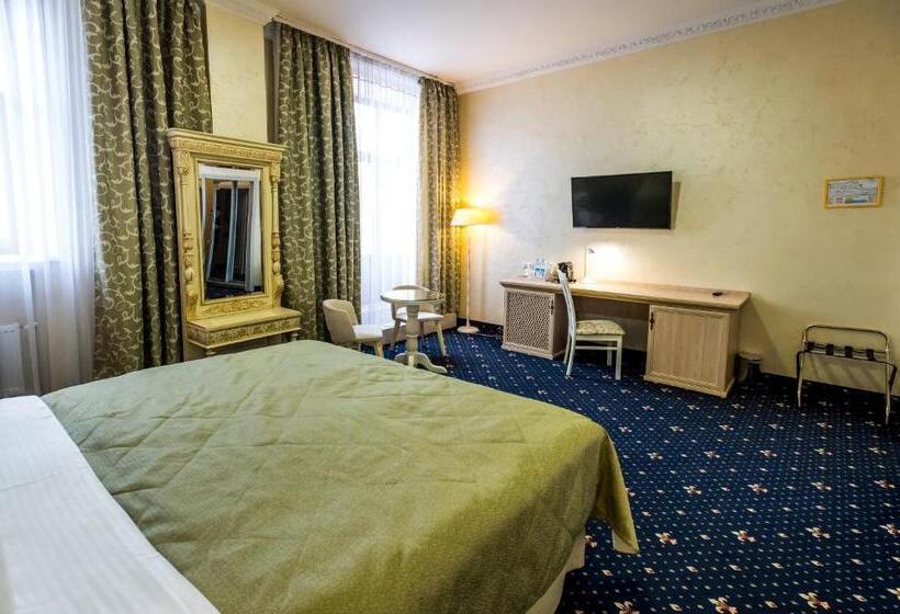 سوئیت با بالکن, France