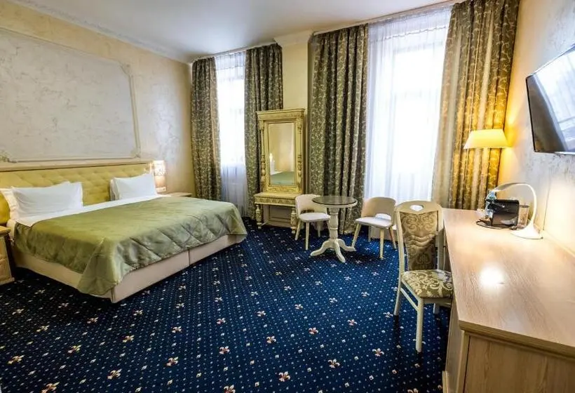 Suite cu balcon, France