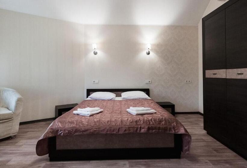 سوییت جونیور, Noy