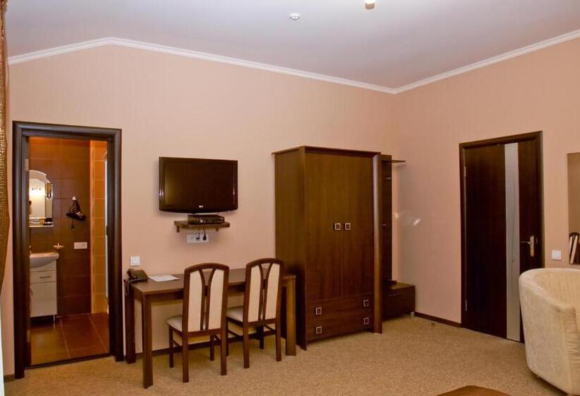 اتاق استاندارد سه نفره, Noy