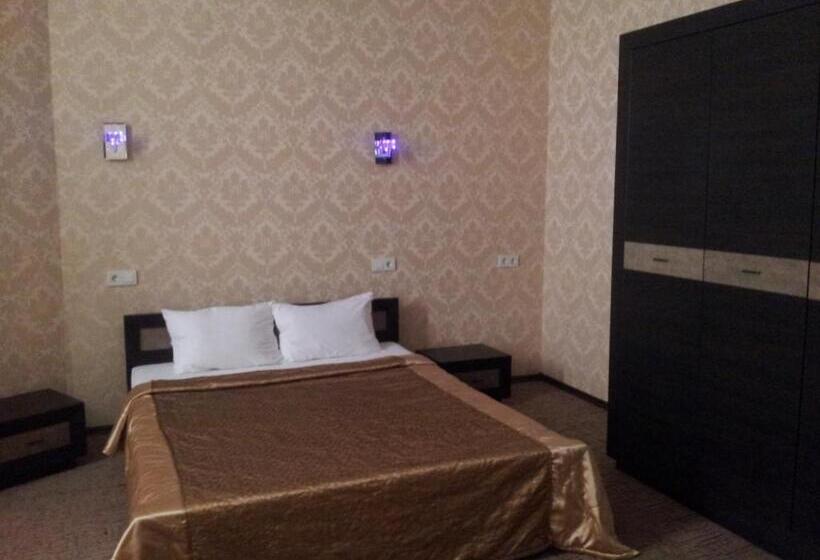 سوییت جونیور, Noy