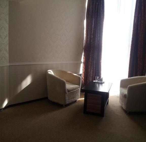 سوییت جونیور, Noy