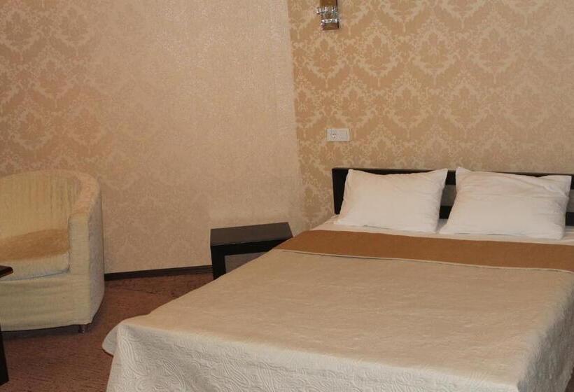 سوییت جونیور, Noy