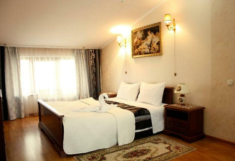 جناح جونيور, Rayske Yabloko