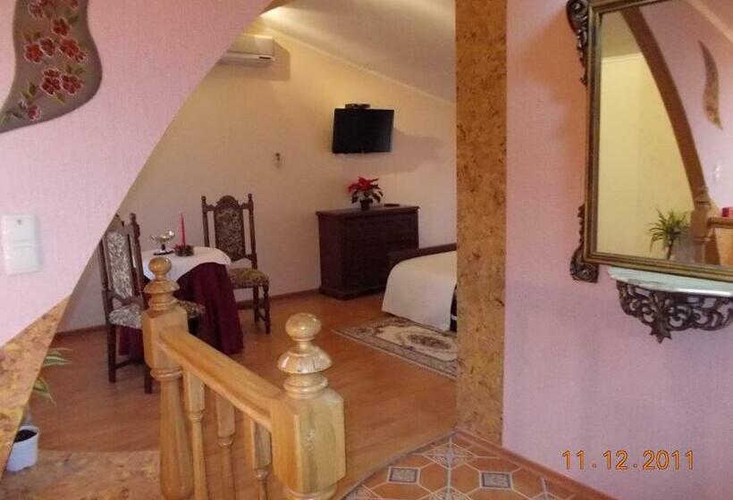 جناح جونيور, Rayske Yabloko