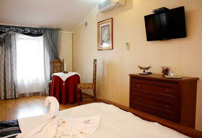 جناح جونيور, Rayske Yabloko