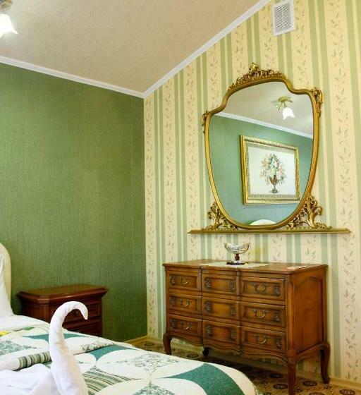 جناح جونيور, Rayske Yabloko