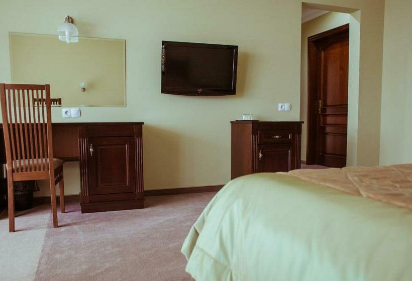 غرفة قياسية, Warszawa