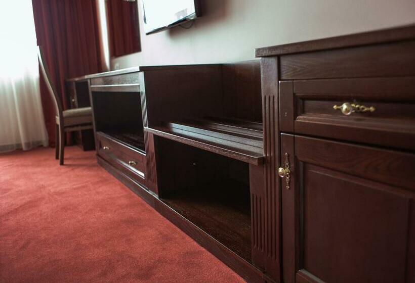 غرفة قياسية, Warszawa