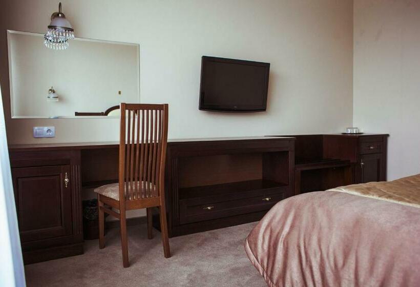 غرفة قياسية, Warszawa