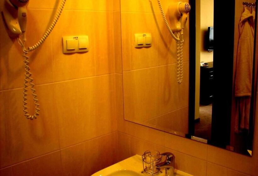 جناح جونيور, Warszawa