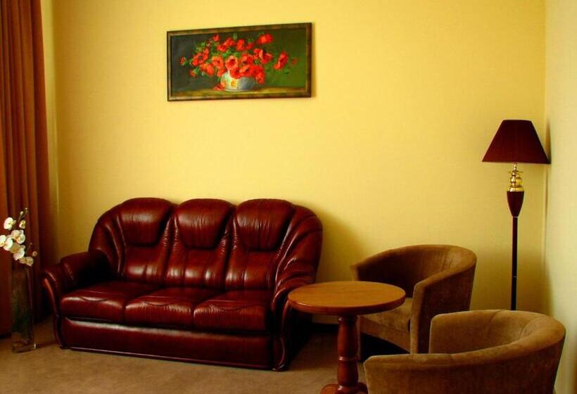 جناح جونيور, Warszawa