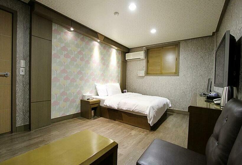 غرفة ديلوكس, Q Chuncheon