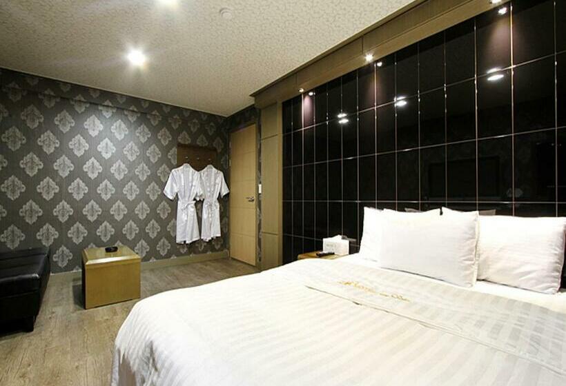 Номер Deluxe, Q Chuncheon