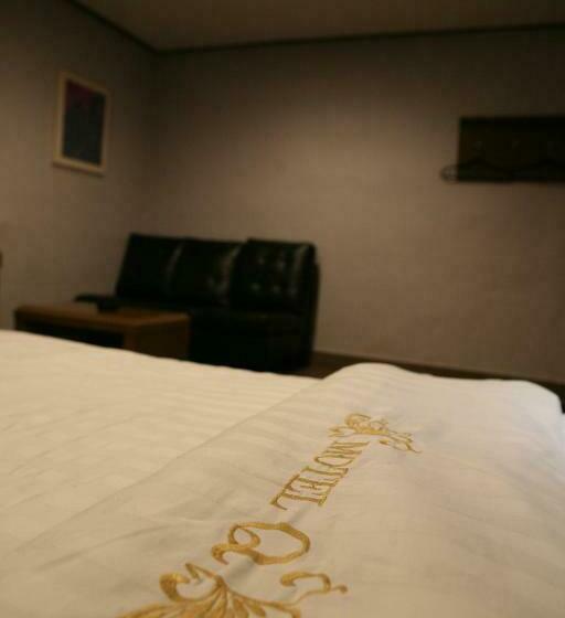 Номер Deluxe, Q Chuncheon