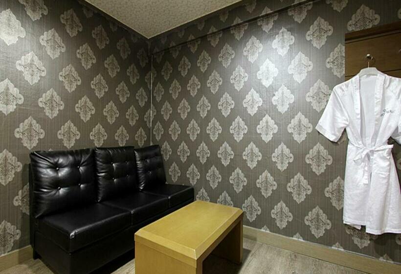 غرفة ديلوكس, Q Chuncheon