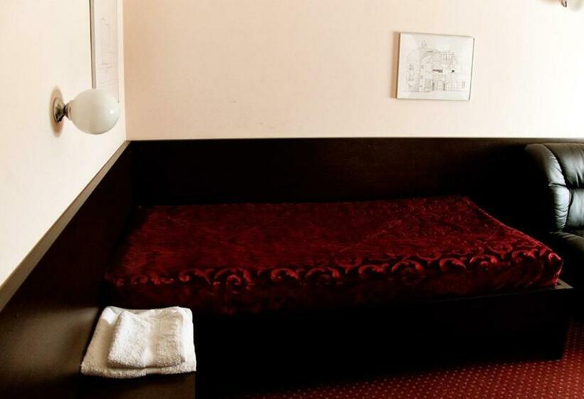 اتاق استاندارد یک نفره, Motelchuk