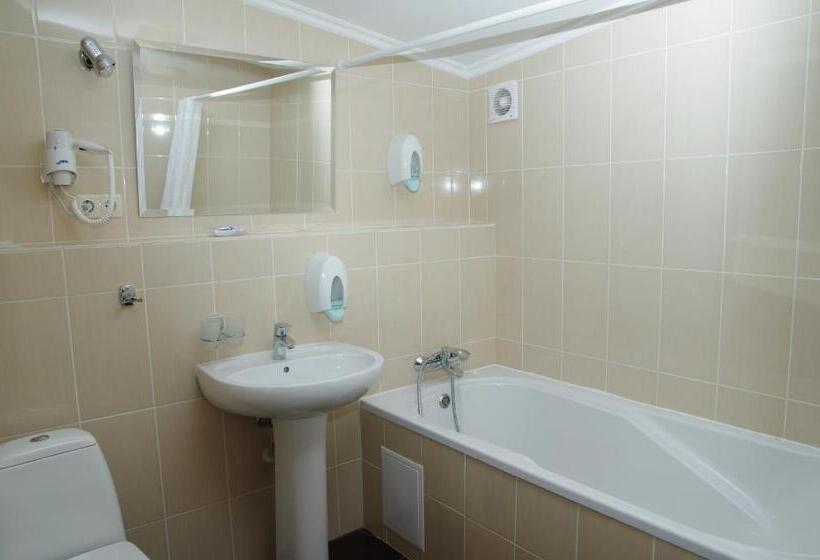 Habitación Estándar Abuhardillada, Optima Collection Park Hotel Ivano Frankivsk