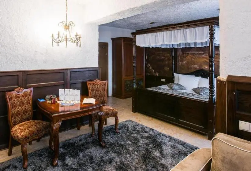 سوییت, Stara Pravda Hotel   History