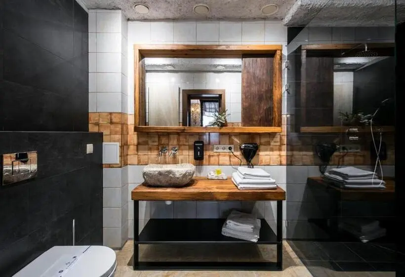 سوییت, Stara Pravda Hotel   History