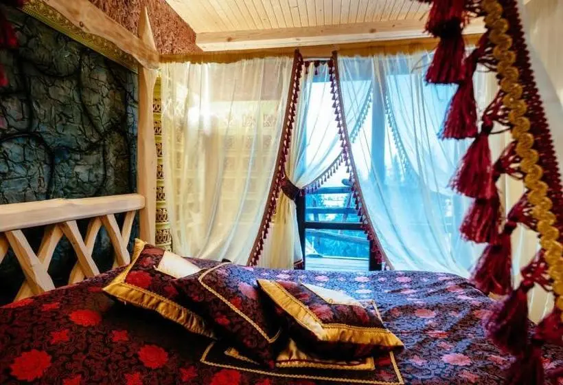 سوییت دوبلکس, Stara Pravda Hotel   History