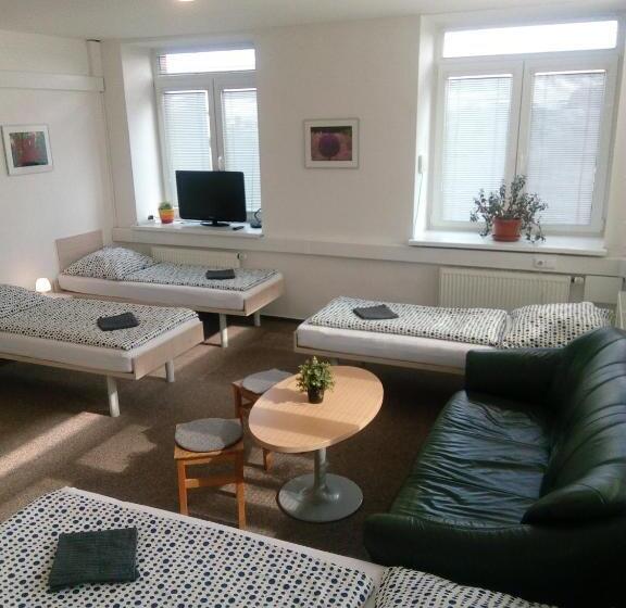 اتاق خانوادگی, Minipenzion Na Vyhlídce