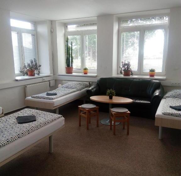 اتاق خانوادگی, Minipenzion Na Vyhlídce