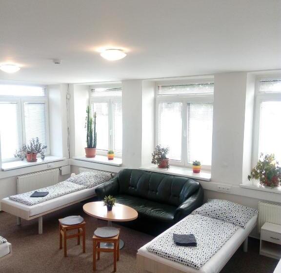 اتاق خانوادگی, Minipenzion Na Vyhlídce