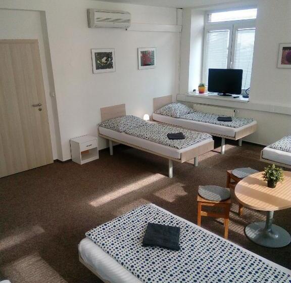 اتاق خانوادگی, Minipenzion Na Vyhlídce