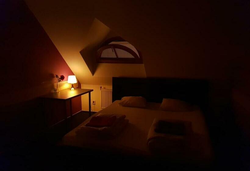 اتاق راحتی, Hostel John Galt