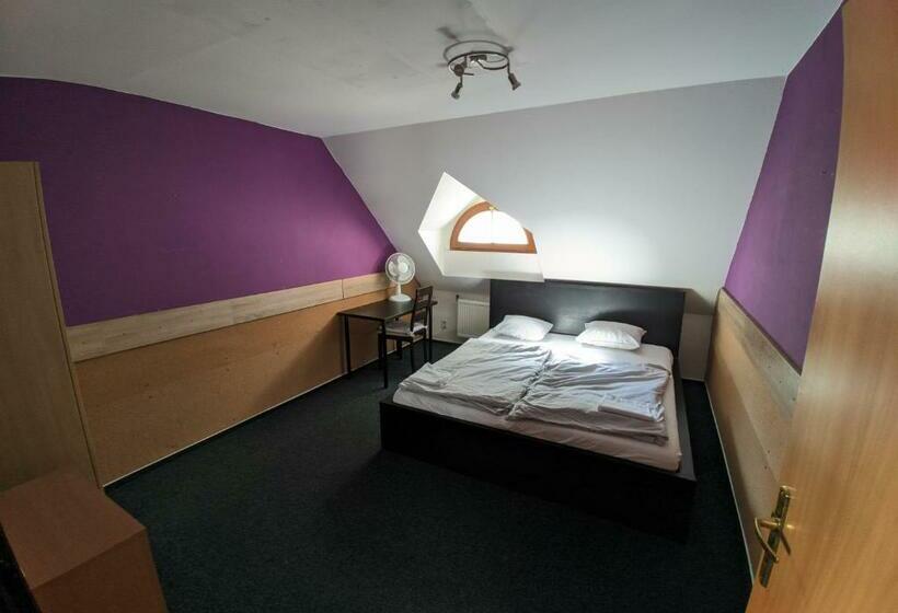 컴포트 룸, Hostel John Galt