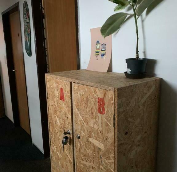 تختخواب در اتاق مشترک, Hostel John Galt