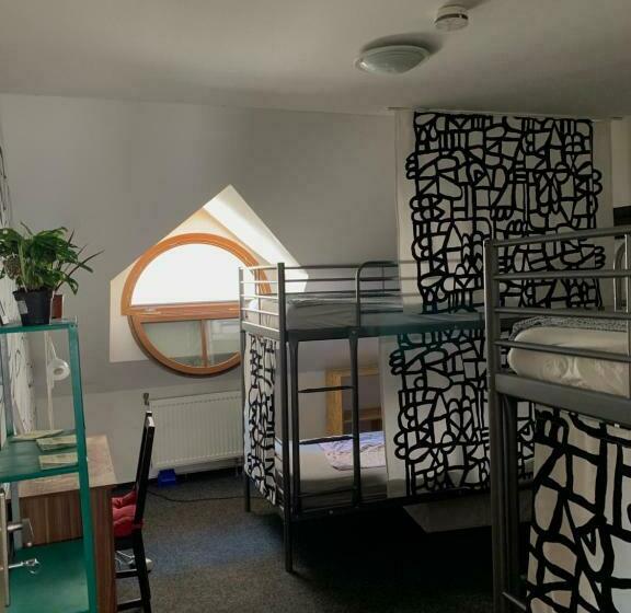 تختخواب در اتاق مشترک, Hostel John Galt