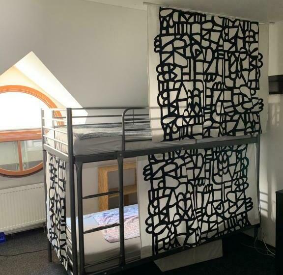 تختخواب در اتاق مشترک, Hostel John Galt