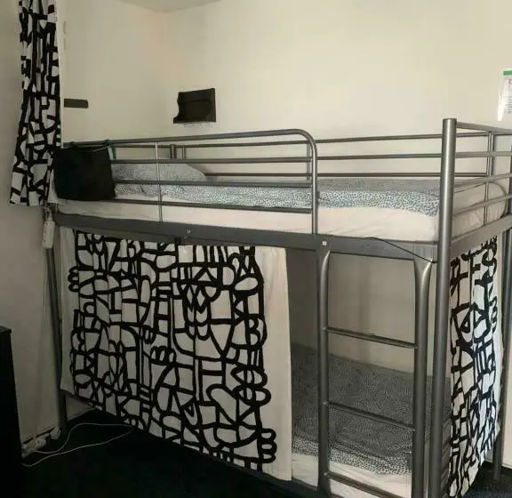 Vuode Makuusalissa, Hostel John Galt