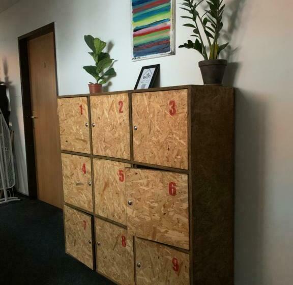 تختخواب در اتاق مشترک, Hostel John Galt