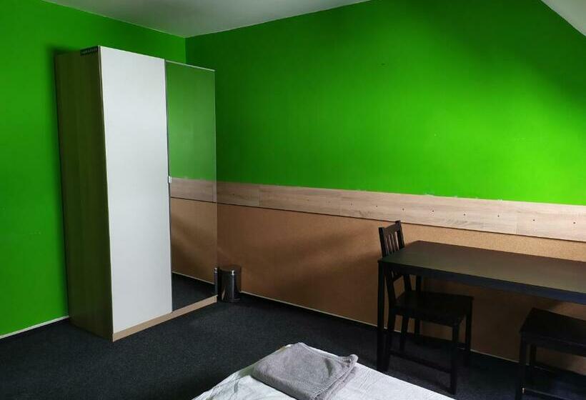 اتاق راحتی, Hostel John Galt