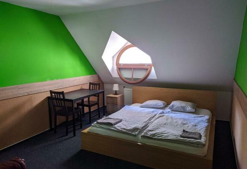 اتاق راحتی, Hostel John Galt