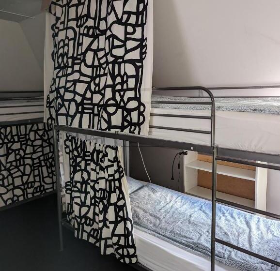 تختخواب در اتاق مشترک, Hostel John Galt