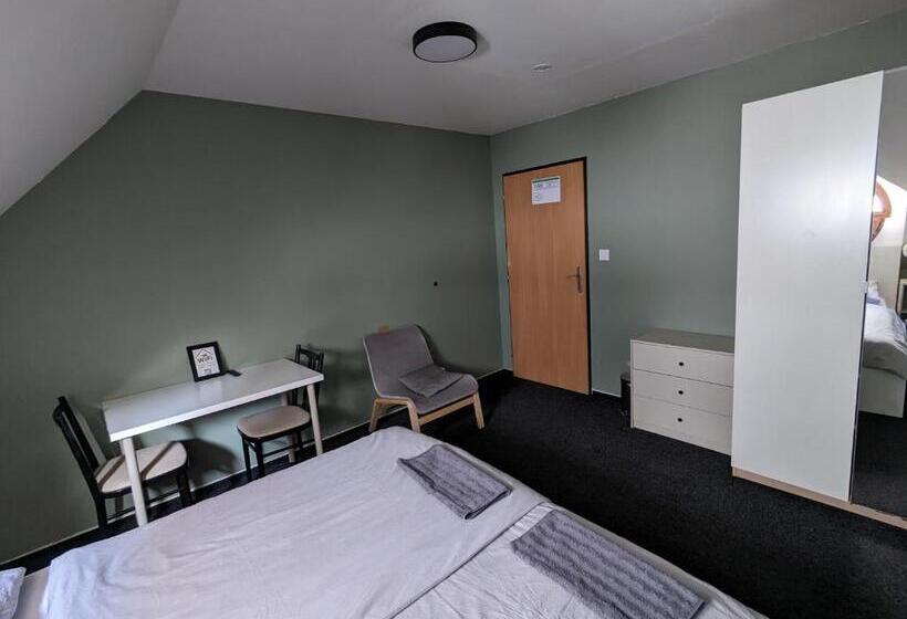 اتاق راحتی, Hostel John Galt