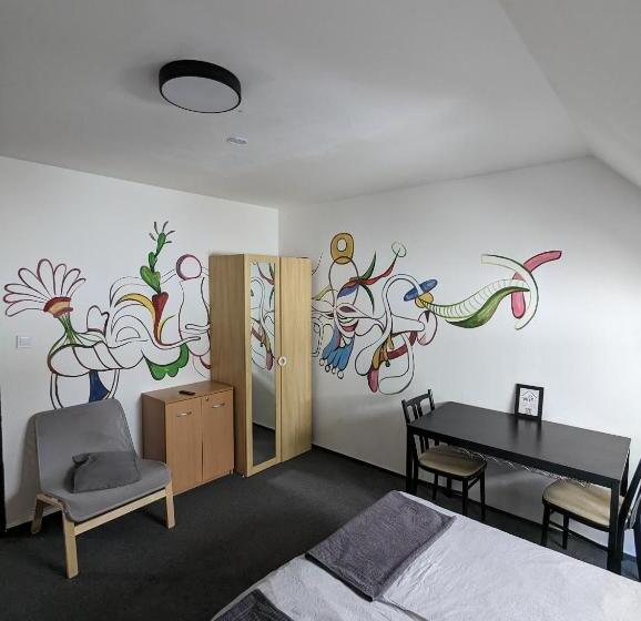 اتاق راحتی, Hostel John Galt