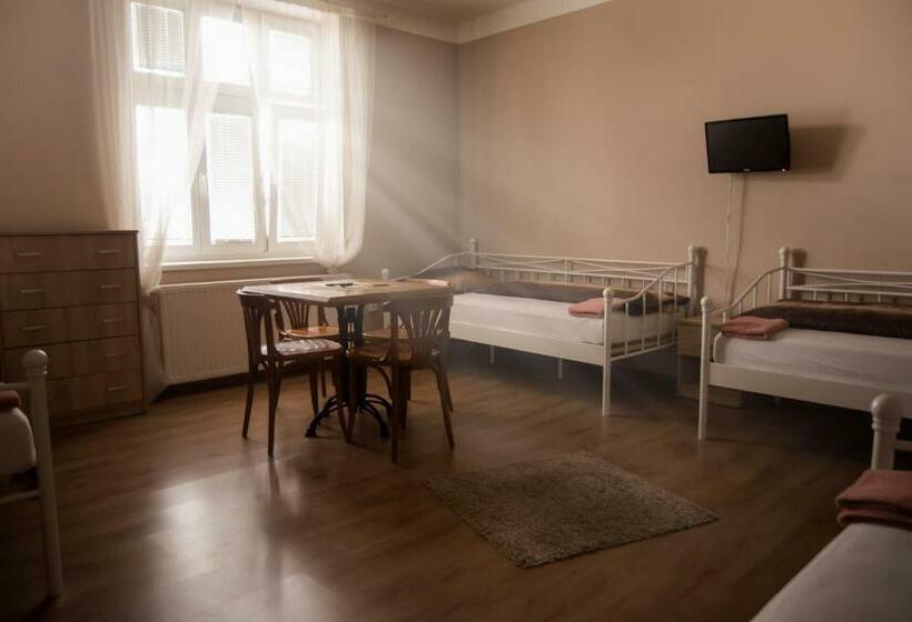 Négyágyas Standard Szoba, Hostel U Arény