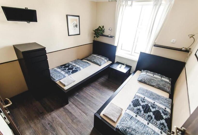 Standard Szoba, Hostel U Arény