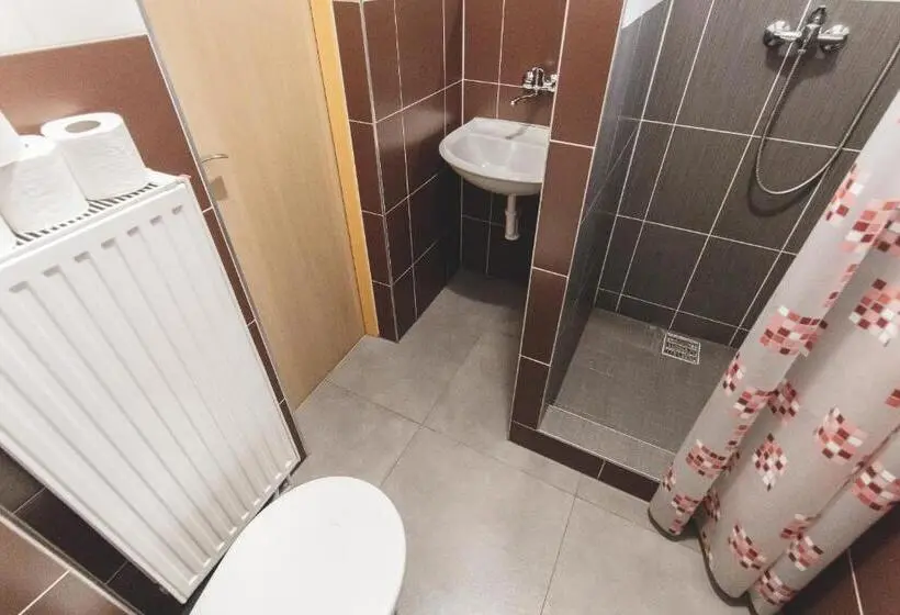バス共有のスタンダードルーム, Hostel U Arény
