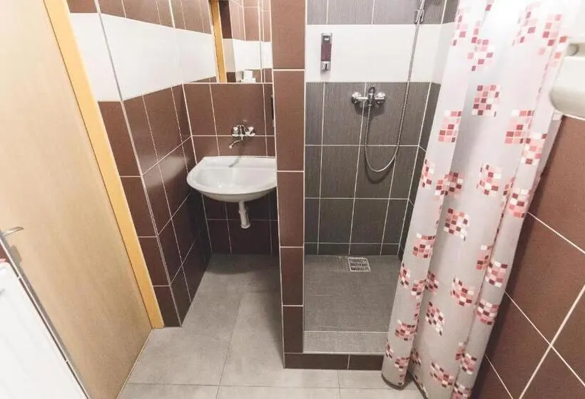 バス共有のスタンダードルーム, Hostel U Arény